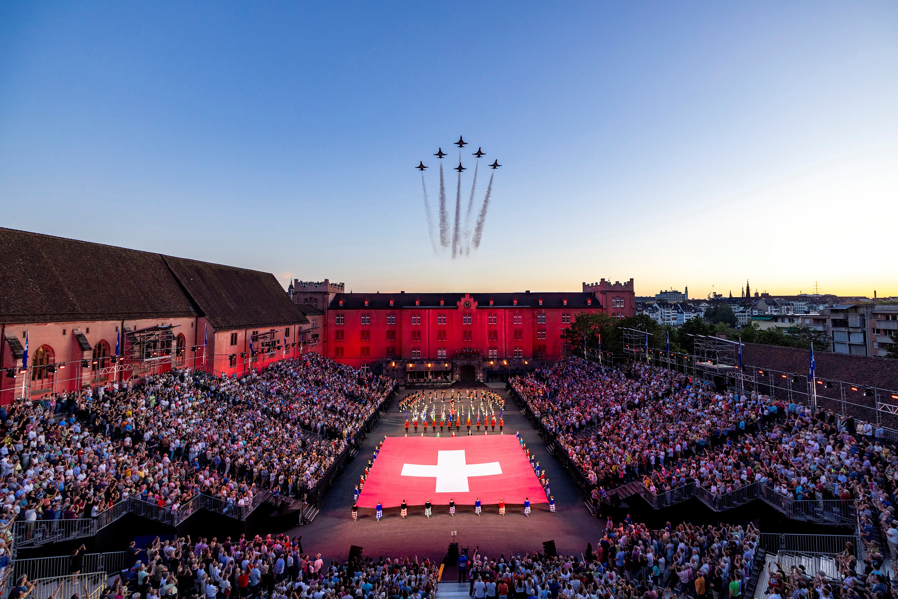 Patrouille Suisse eröffnet das Basel Tattoo 2025